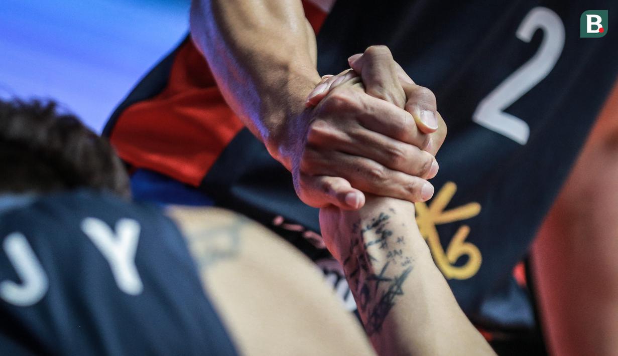 Tato bergambar karakter Smiley Face milik pebasket Timnas Korea Selatan Choi Jun-yong saat matchday pertama Grup B FIBA Asia Cup 2022 melawan Timnas Basket China di Istora Senayan, Jakarta, Selasa (12/07/2022). (Bola.com/Bagaskara Lazuardi)