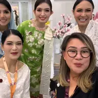 Intip gaya kebaya kurung Selvi Ananda dan Kahiyang Ayu di pelantikan pengurus Dekranasda (@melahyarlyfe)