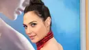 Aktris Gal Gadot saat menghadiri premier film "Wonder Woman" di Pantages di Hollywood, California pada 25 Mei 2017. Gal Gadot tampil cantik dan seksi menggenakan gaun berwarna merah mengkilat. (AFP Photo/Valerie Macon)