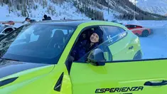 Enggak semua orang bisa mengendarai mobil sport mewah Lamborghini. Selain harganya yang mahal, mobil ini biasanya hanya dimiliki oleh kalangan tertentu saja. Namun dalam sebuah kesempatan, Maudy Ayunda dapat mencoba mobil ini dan mengendarainya di jalan bersalju. (Liputan6.com/IG/@maudyayunda)