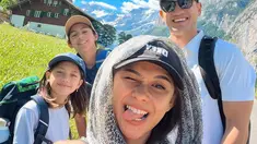 Di momen liburan sekolah anak-anaknya, Nana Mirdad dan Andrew White memutuskan untuk mengajak Jason dan Sarah ke Swiss. (Instagram/nanamirdad_)
