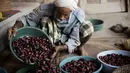 Seorang petani ketika menyortir kurma yang baru dipetiknya di sebuah perkebunan di Desa Bori, Manama, Bahrain, 5 Juli 2015. (AFP PHOTO/MOHAMMED AL - SHAIKH)