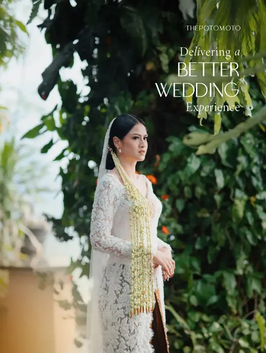Sebelumnya, Hana terlihat mengenakan bride robe putih model vintage dengan detail lengan puff, korset, dan kancing bagian depan. Selamat untuk Sabrina dan Justin! [Foto: IG/@thepotomoto].