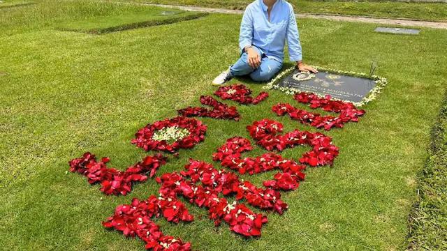 Potret Nurul Arifin di makam sang anak (Sumber: Instagram/na_nurularifin)