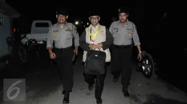 Koordinator kerohanian agama Islam, K.H. Hasan Makarim saat akan menuju Nusa Kambangan, Cilacap, Jateng, (28/7). Detik-detik jelang eksekusi mati 14 terpidana di Lapas Nusa Kambangan, Sejumlah Rohaniawan dihadirkan. (Liputan6.com/Helmi Afandi)