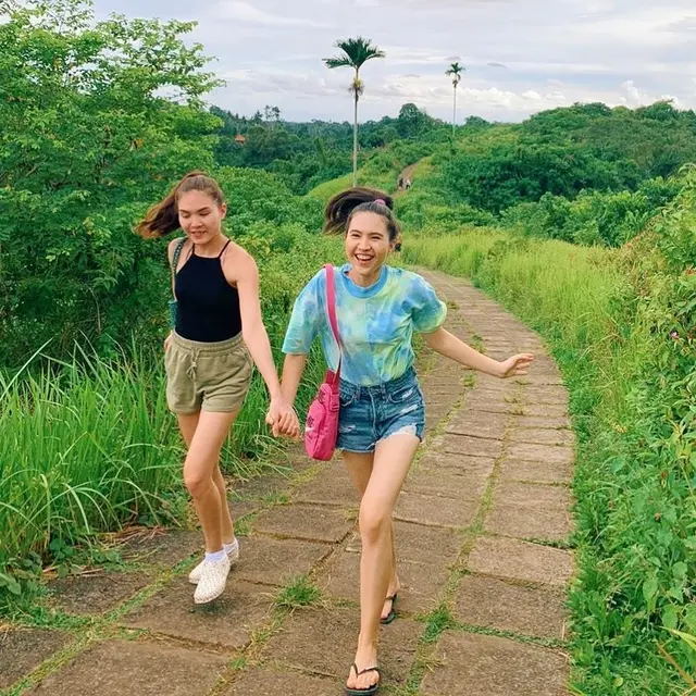 Potret kedekatan Olivia Jensen dengan kembaran