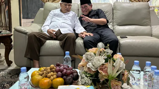 Calon Gubernur Jakarta Pramono Anung menemui Pendiri Bamus Betawi, Haji Nuri Thaher, di kediamannya, di Jalan DI Panjaitan, Jakarta Timur, Kamis (19/9/2024).