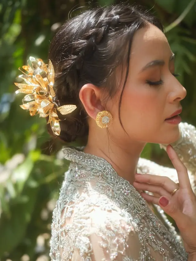 Laura Theux Tampil Look Bali lengkap dengan aksesorinya. [@laura_theux]