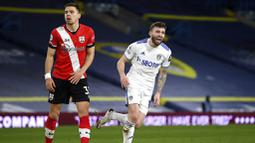 Pemain Leeds United, Stuart Dallas, melakukan selebrasi usai mencetak gol ke gawang Southampton pada laga Liga Inggris di Stadion Elland Road, Selasa (23/2/2021). Leeds United menang dengan skor 3-0. (Gareth Copley/Pool via AP)