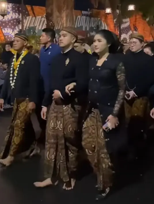 Erina Gudono tampil memesona mengenakan kebaya hitam dengan payet-payet silver yang cantik. [Foto: Instagram/erinagudono]