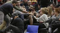 LeBron James terperosok ke bangku penonton saat Cavaliers melawan Lakers (AP)