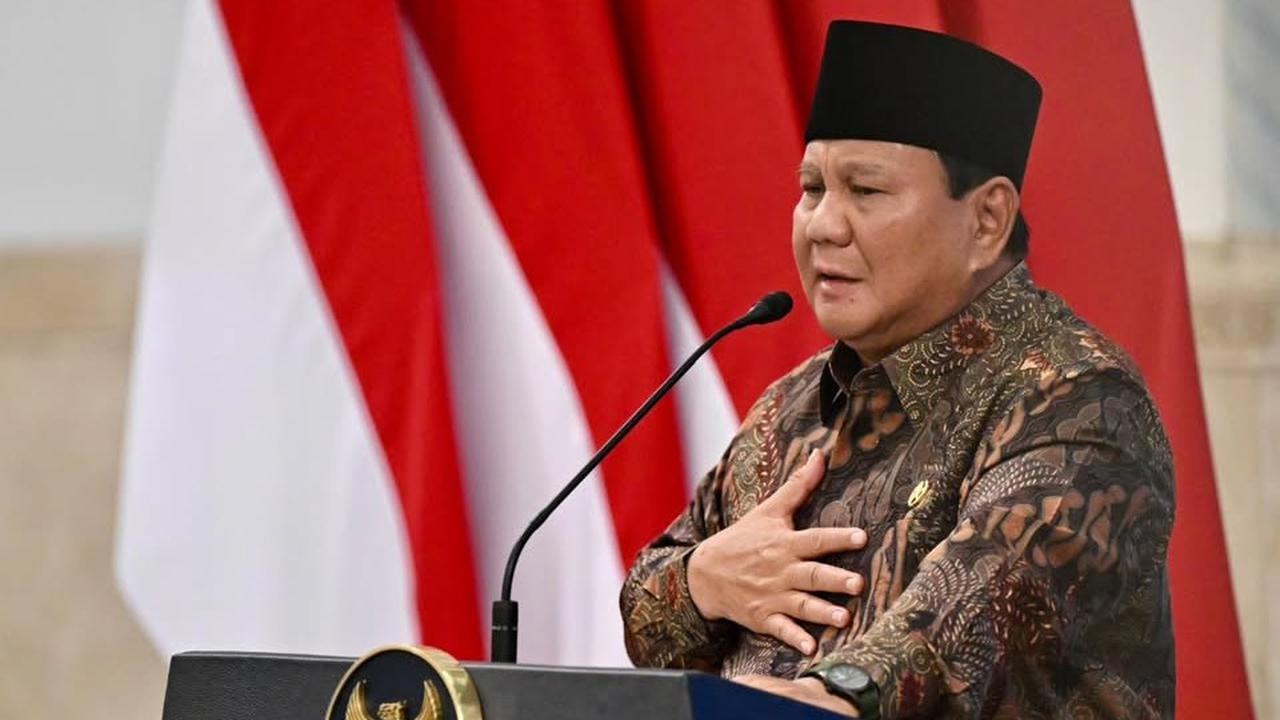 VIDEO: Langkah Prabowo Terhenti Depan Wamen Giring, Spesial Dikasih Kado Ultah ke-74