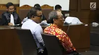 Terdakwa korupsi E-KTP, Irvanto Hendra Pambudi dan Made Oka Masagungsaat menjalani sidang tuntutan di Pengadilan Tipikor, Jakarta, Selasa (6/11). Keduanya dituntut 12 tahun penjara, denda Rp 1 miliar subsider 6 bulan. (Liputan6.com/Helmi Fithriansyah)