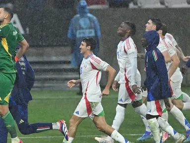 Gianluigi Donnarumma (kiri) bersama pemain Italia lainnya merayakan kemenangan usai pertandingan Grup 2 League A UEFA Nations League 2024/2025 melawan Israel di Bozsik Arena di Budapest, Hongaria, pada 9 September 2024 atau Selasa (10/9/2024) dini hari WIB. (Attila KISBENEDEK/AFP)