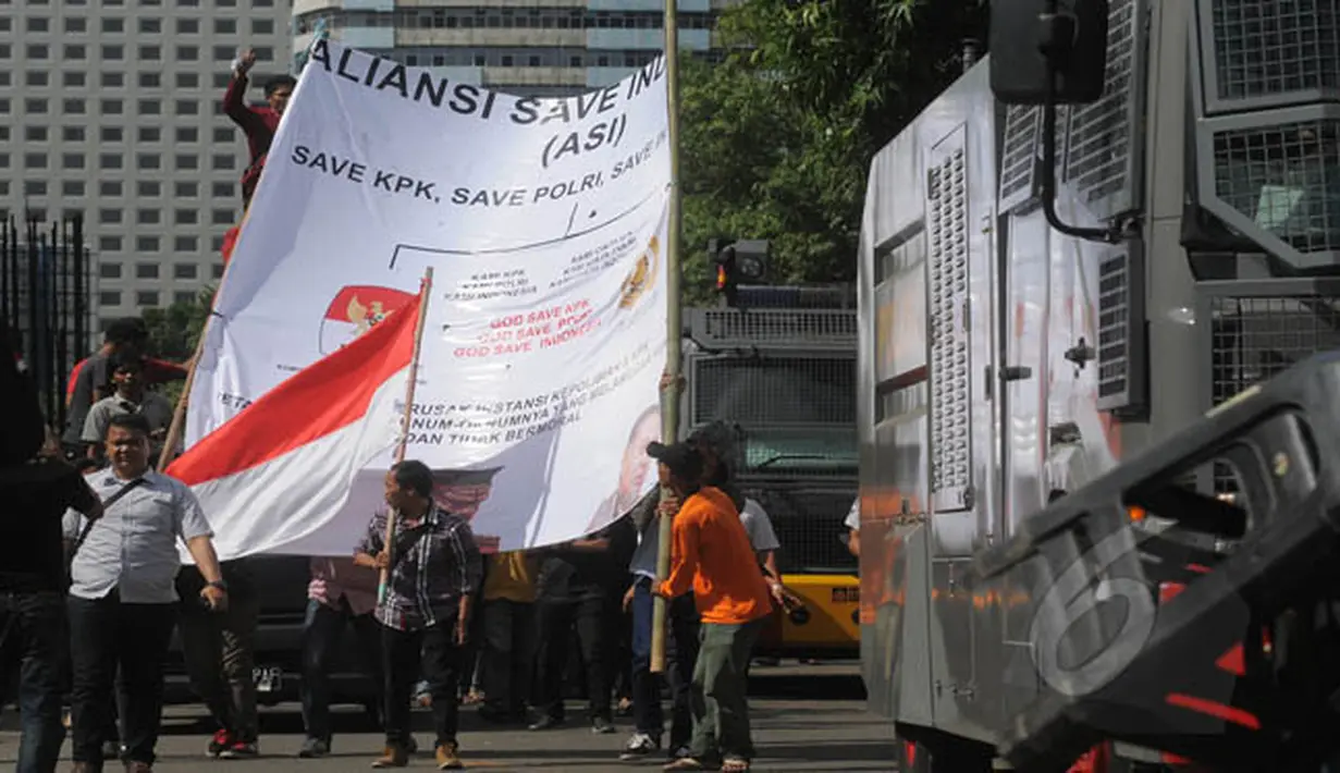 Massa dari Aliansi Save Indonesia juga membawa spanduk bertuliskan 'Save KPK dan Save Polri' saat menggelar aksi di depan Gedung KPK, Jakarta, Jumat (6/2/2015). (Liputan6.com/Herman Zakharia)
