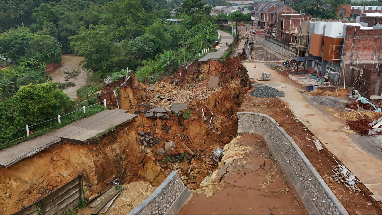 Kondisi Terkini Jalan Penghubung Tangerang-Bogor Terputus Akibat Longsor