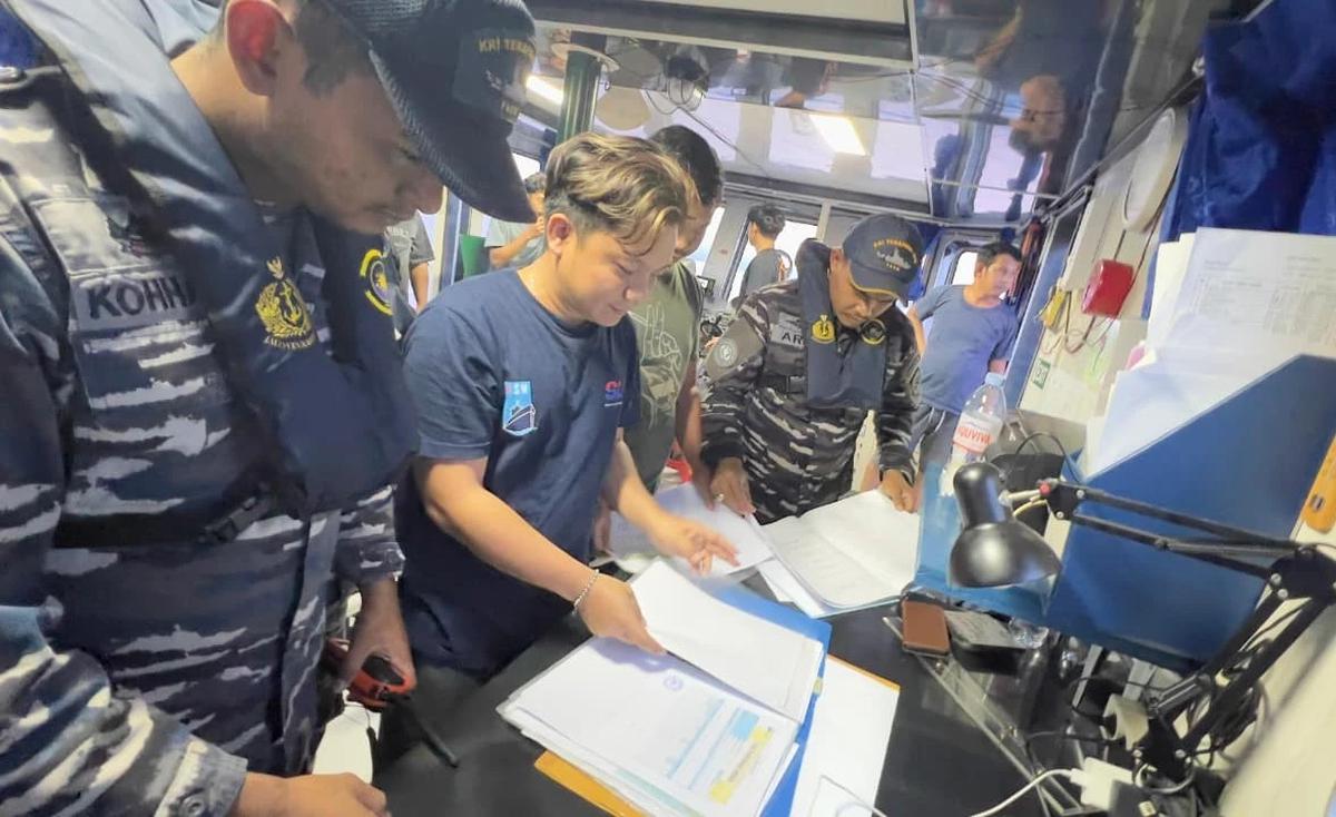 FOTO: KRI Terapang Amankan Kapal Pengangkut Bijih Nikel