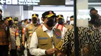 Ketua Satgas COVID-19 Letjen TNI Suharyanto meninjau alur kedatangan dari luar negeri di Bandara Internasional Soekarno-Hatta, Tangerang, Provinsi Banten, Jumat (24/12/2021). (Dok BNPB)