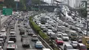 Kendaraan terjebak macet di Jalan Gatot Soebroto dan tol dalam kota, Jakarta, Jumat (16/11). Menteri PPN/Kepala Bappenas Bambang Brodjonegoro menyatakan kemacetan di Jakarta mengakibatkan kerugian sekitar Rp 67,5 triliun. (Liputan6.com/Immanuel Antonius)