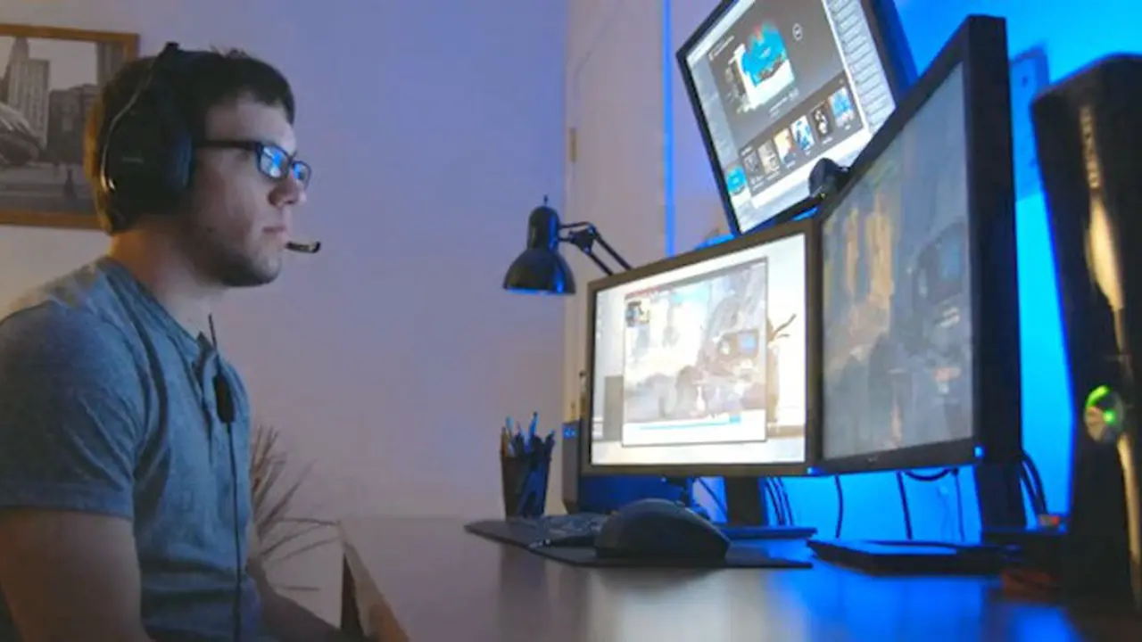 Streaming Game