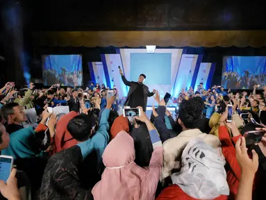 Penyanyi Virgoun saat tampil di acara Emtek Goes To Campus (EGTC) 2018 di Universitas Gadjah Mada, Yogyakarta, Rabu (17/10). Virgoun membawakan tiga lagu di antaranya Bukti dan Surat Cinta untuk Starla. (Liputan6.com/Herman Zakharia)