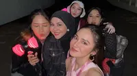 9 Potret Gaya Artis Nonton Konser BLACKPINK 'DEADLINE' di Jakarta, Diguyur Hujan