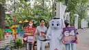 Maskot Piala Dunia 2022, La'eeb, berkeliling Indonesia untuk memeriahkan Piala Dunia 2022 yang akan berlangsung kurang dari sebulan lagi di Qatar. Pada hari pertamanya di Bekasi, Jumat (04/11/2022), La'eeb menyapa masyarakat dengan mengunjungi Hutan Kota Patriot, Bekasi. (Dok.SCM)
