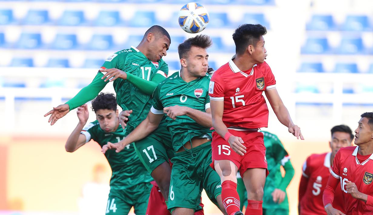 <p>Pemain Timnas Indonesia U-20, Dzaky Asraf (kanan) berusaha menghalau bola dari ancaman tiga pemain Irak U-20 pada laga matchday pertama Grup A Piala Asia U-20 2023 di Lokomotiv Stadium, Tashkent, Uzbekistan, Rabu (1/3/2023). (the-afc.com)</p>