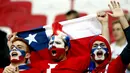 Suporter Cile saat menyaksikan pertandingan antara Cile melawan Portugal pada laga semifinal Piala Konfederasi 2017 di Stadion Kazan, Russia, Rabu, (28/6/2017). (EPA/Yuri Kochetkov)