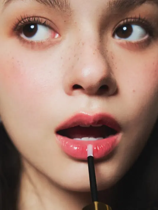 Look ini menjadi bukti bahwa sentuhan kecil seperti lipstik yang tepat bisa memberikan rasa percaya diri dan kesan tak terlupakan.  [Dok/CHANEL].