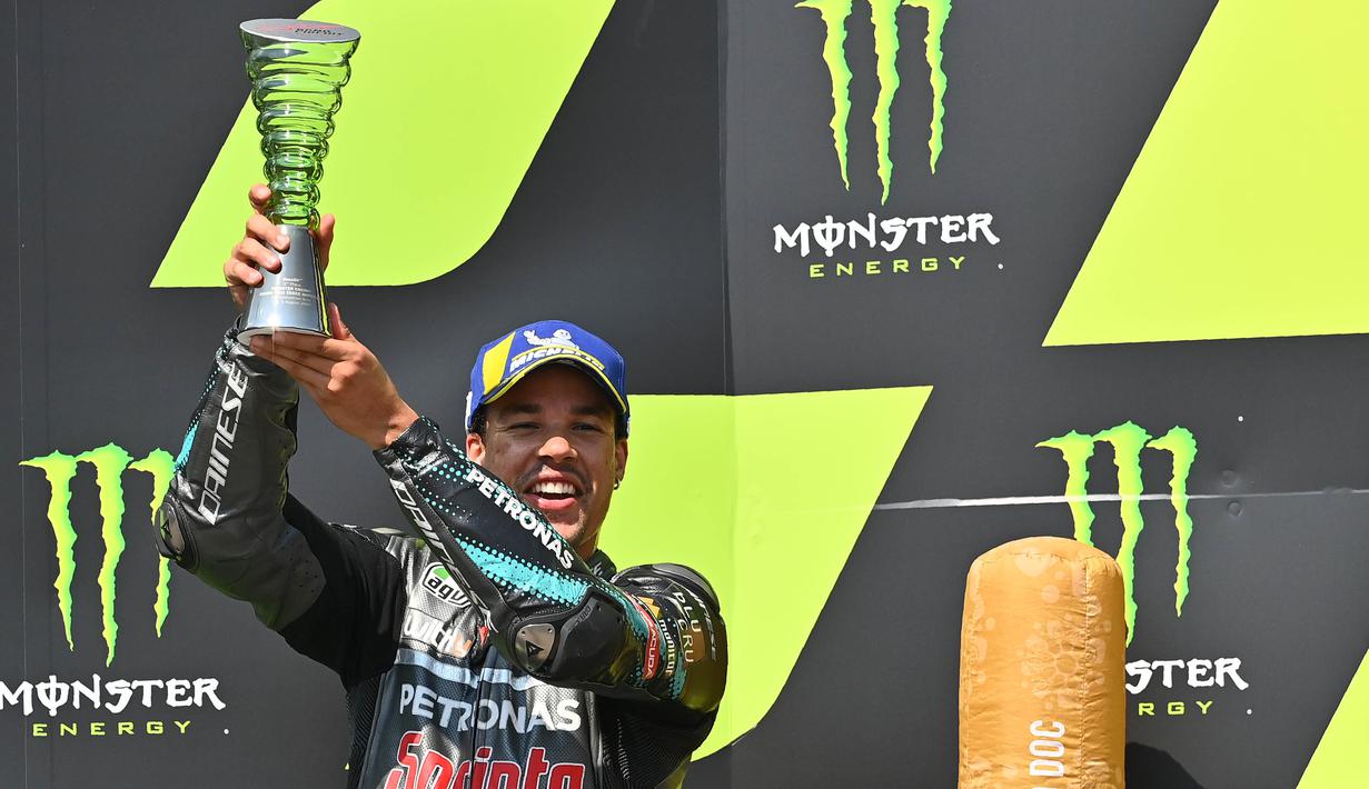 Pembalap Petronas Yamaha, Franco Morbidelli, melakukan selebrasi usai menjuarai balapan MotoGP Republik Ceska di Sirkuit Brno, Minggu (9/8/2020). Brad Binder menjadi yang tercepat dengan catatan waktu 41 menit 38,764 detik. (AFP/Joe Klamar)