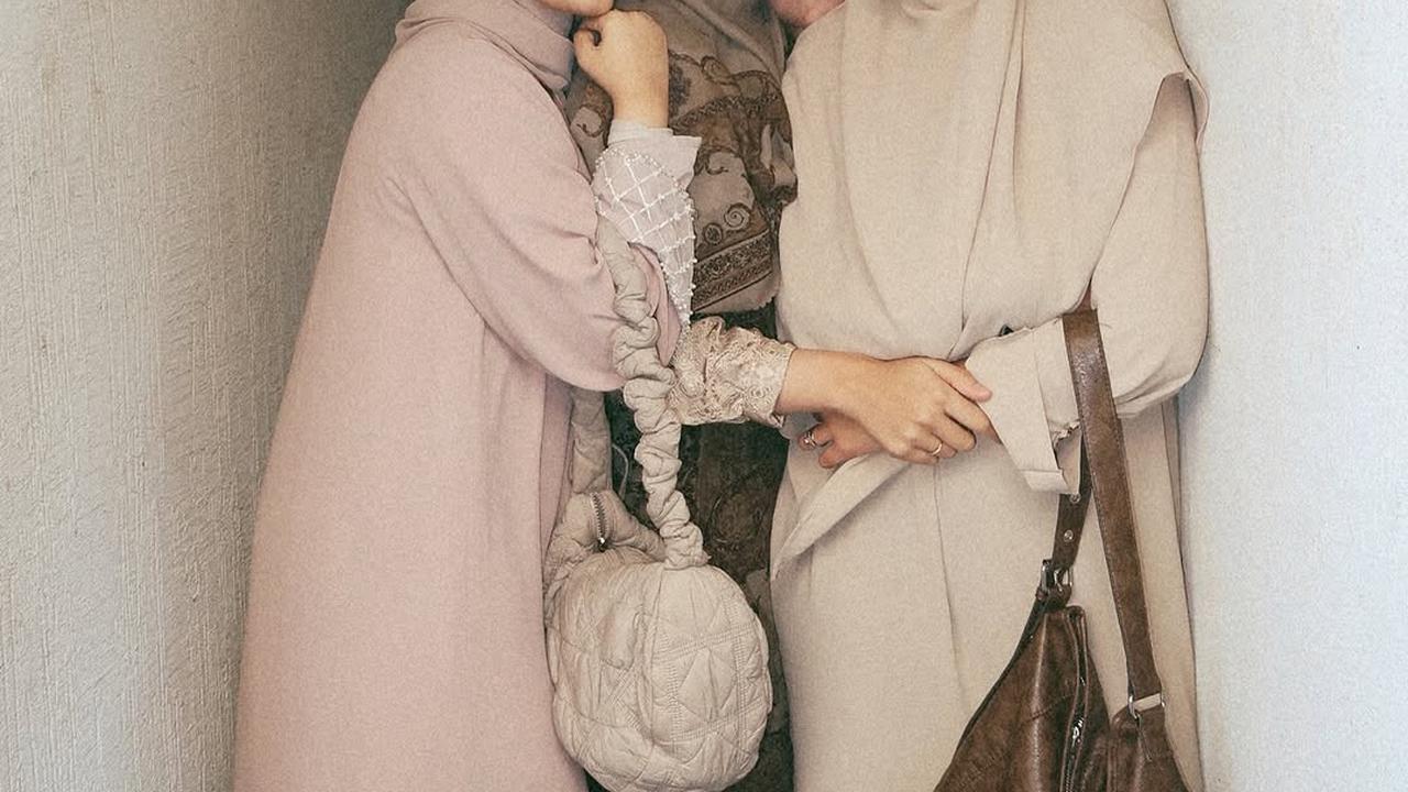 Potret Erica Putri Jalani Ibadah Umroh Bersama Sahabat yang Seru