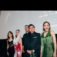 Keduanya terlihat kompak mengenakan makeup bold dengan lipstik super merah merona [@agungsaputrabm]