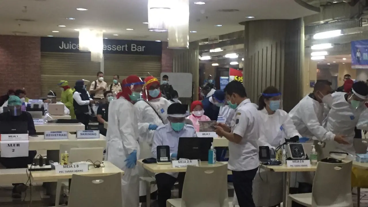 Suasana di ruang vaksin Covid-19 di lantai 8 Blok A Pasar Tanah Abang