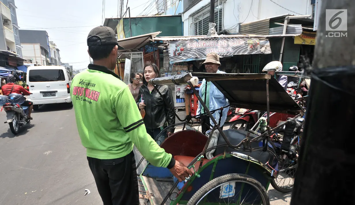 Penarik becak saat mangkal di Shelter Becak Terpadu di kawasan Teluk Gong, Pejagalan, Jakarta, Senin (8/10). Pembangunan shlter khusus becak ini untuk menata lalu lintas moda transportasi kayuh tersebut. (Merdeka.com/Iqbal Nugroho)