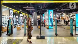 Pengunjung melintas di depan tenant JD Sports Lippo Mall Puri, Jakarta (3/03/2022). JD Sport, “King of Trainer” resmi membuka gerai keduanya di salah satu mal yang dikelola oleh PT Lippo Malls Indonesia (LMI) bagi warga di wilayah Jakarta Barat dan sekitarnya. (Liputan6.com/Fery Pradolo)