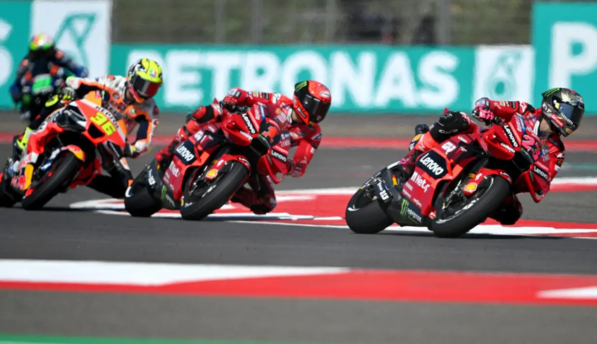 Insiden turut mewarnai jalannya lap pertama sprint race di Sirkuit Mandalika. Marc Marquez langsung mengalami crash yang mengakibatkan dikibarkannya yellow flag. (SONNY TUMBELAKA/AFP)