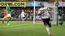 Gelandang Jerman, Serge Gnabry melakukan selebrasi usai mencetak gol ke gawang Irlandia Utara dalam kualifikasi Euro 2020 di Windsor Park, Belfast, Senin (9/9/2019). Jerman berhasil merebut puncak klasemen grup C kualifikasi Euro 2020 usai mengalahkan Irlandia Utara 2-0. (Paul Faith/AFP)