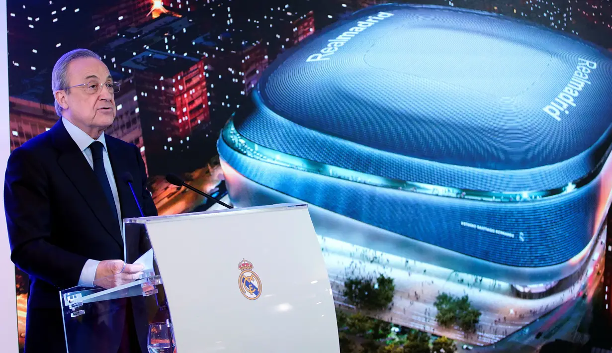 Presiden Real Madrid Florentino Perez berbicara selama presentasi proyek untuk memodernisasi Stadion Santiago Bernabeu di Stadion Santiago Bernabeu, Madrid, Spanyol, Selasa (2/4). Renovasi Stadion Santiago Bernabeu akan memakan waktu empat tahun. (REUTERS/Juan Medina)