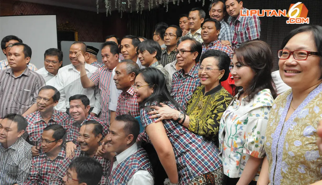 Jokowi berpose bersama para relawan di Rumah Koalisi Indonesia Hebat , Menteng, Jakarta Pusat, Senin (21/4/2014) (Liputan6.com/Herman Zakharia).