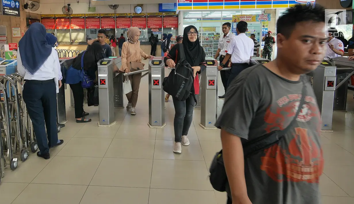 Calon penumpang memasuki Stasiun Tanah Abang, Jakarta, Kamis (23/5/2019).  PT Kereta Commuter Indonesia mengumumkan bahwa Stasiun Tanah Abang kembali dibuka dan beroperasi setelah sempat ditutup akibat kerusuhan Aksi 22 Mei di sekitar Gedung Bawaslu dan Tanah Abang. (Liputan6.com/Herman Zakharia)