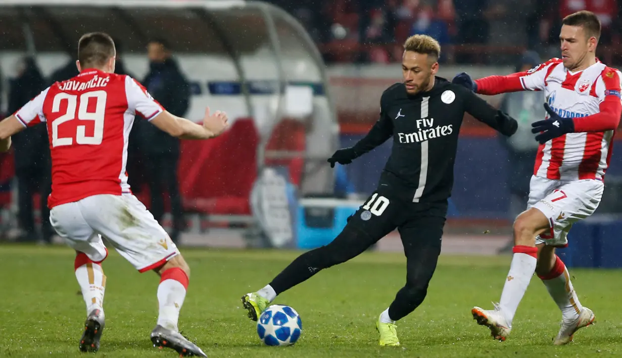 Pemain Paris Saint Germain Neymar (tengah) menggiring bola melewati pemain Red Star Belgrade Dusan Jovancic (kiri) dan Marko Gobeljic saat bertanding pada Grup C Liga Champions di Beograd, Serbia, Selasa (11/12). (AP Photo/Marko Drobnjakovic)