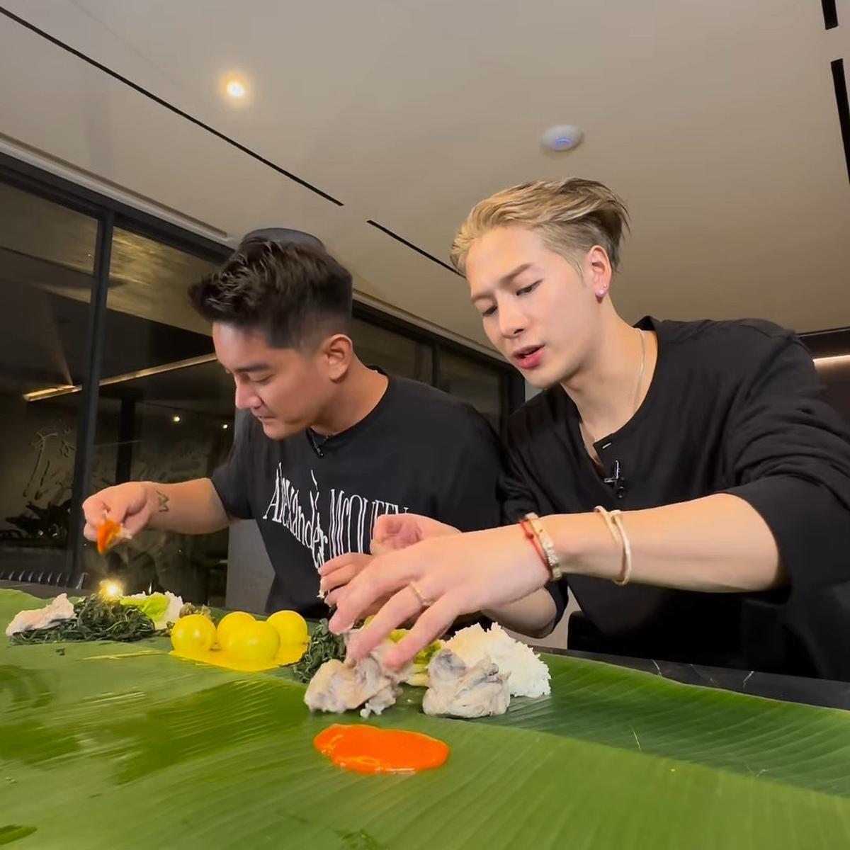 Potret Jackson Wang Makan Nasi Padang Beralas Daun Pisang Bareng Boy William, Lahap Banget Nikmati Ayam Pop