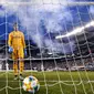 Kiper Real Madrid, Thibaut Courtois berjalan setelah bola masuk ke dalam gawang yang dijaganya selama laga International Champions Cup 2019 di Arena Stadium Metlife, New Jersey (27/7/2019). Atletico menang telak 7-2 atas Real Madrid. (AFP Photo/Johannes Eisele)