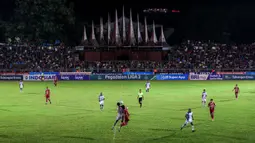 Suasana laga leg kedua final Pegadaian Liga 2 2023/2024 antara Semen Padang menghadapi PSBS Biak di Stadion GOR Haji Agus Salim, Padang, Sabtu (9/3/2024). (Bola.com/Bagaskara Lazuardi)