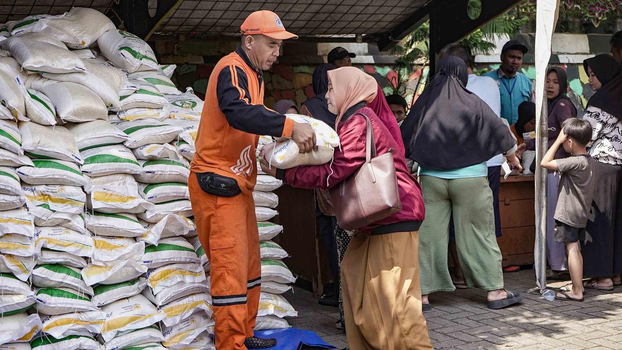 FOTO: 20 Kg Beras untuk Warga Rentan, Pemerintah Gulirkan Bansos Pangan