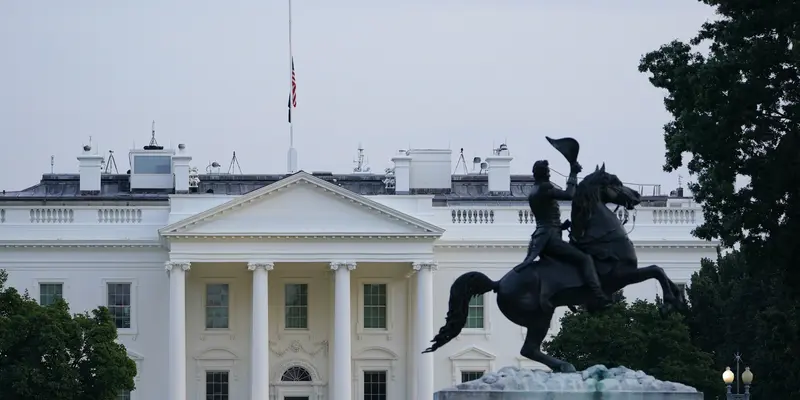 FOTO: Amerika Serikat Kibarkan Bendera Setengah Tiang