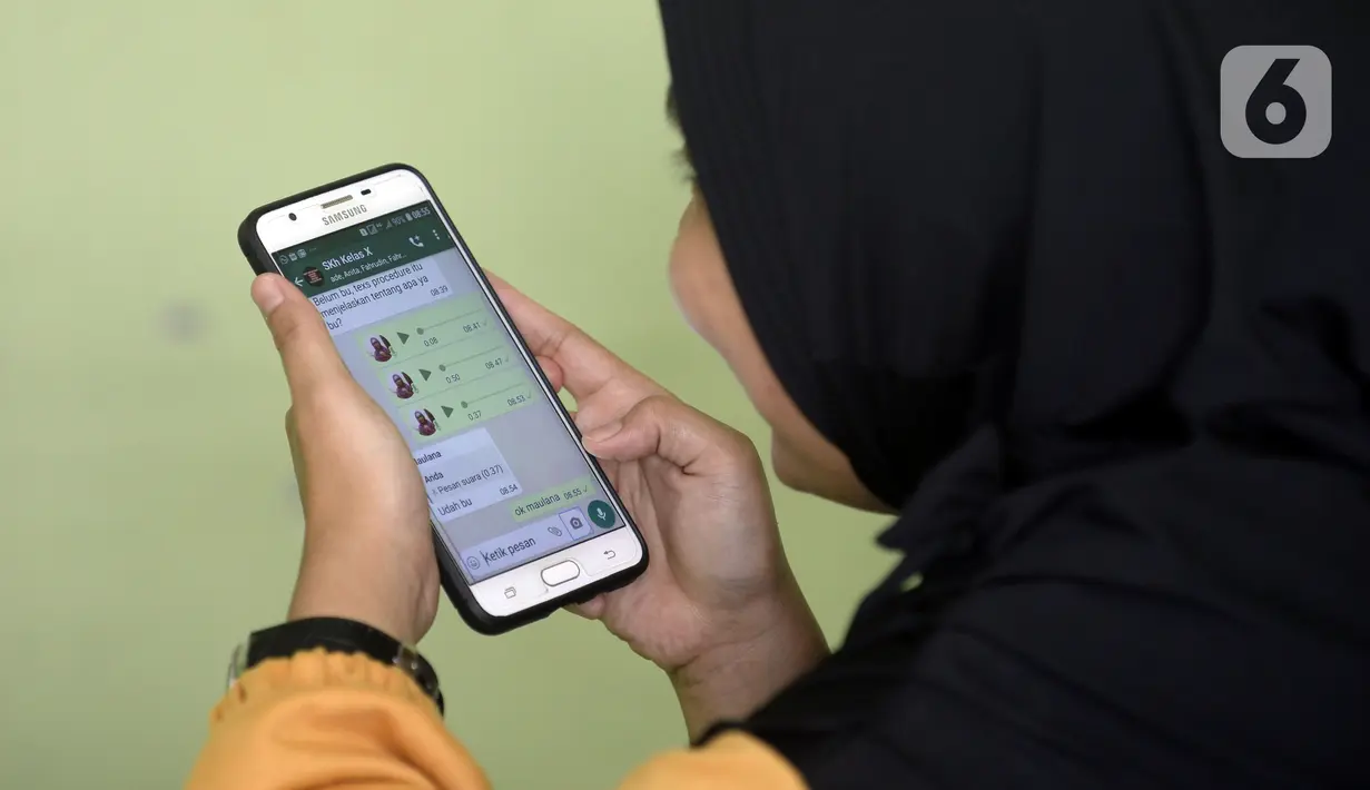 Guru Rantiyani mengajar secara online di sekolah tunanetra Yayasan Raudlatul Makfufin, Buaran, Serpong, Tangerang Selatan, Banten, Senin (10/8/2020). Keterbatasan kuota internet membuat para guru membatasi waktu belajar yang berlangsung sejak pandemi COVID-19. (merdeka.com/Dwi Narwoko)
