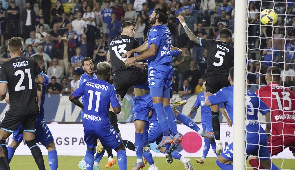 Pemain Lazio, Alessio Romagnoli, mencetak gol ke gawang Empoli pada laga Liga Italia di Stadion Castellani, Sabtu (3/6/2023). (Marco Bucco/LaPresse via AP)