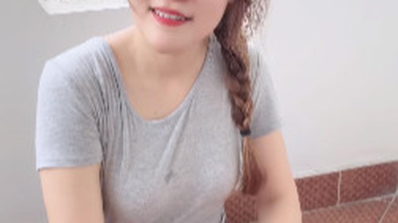 Jessica Wongso Duduk Lesehan Sambil Ngulek Sambal